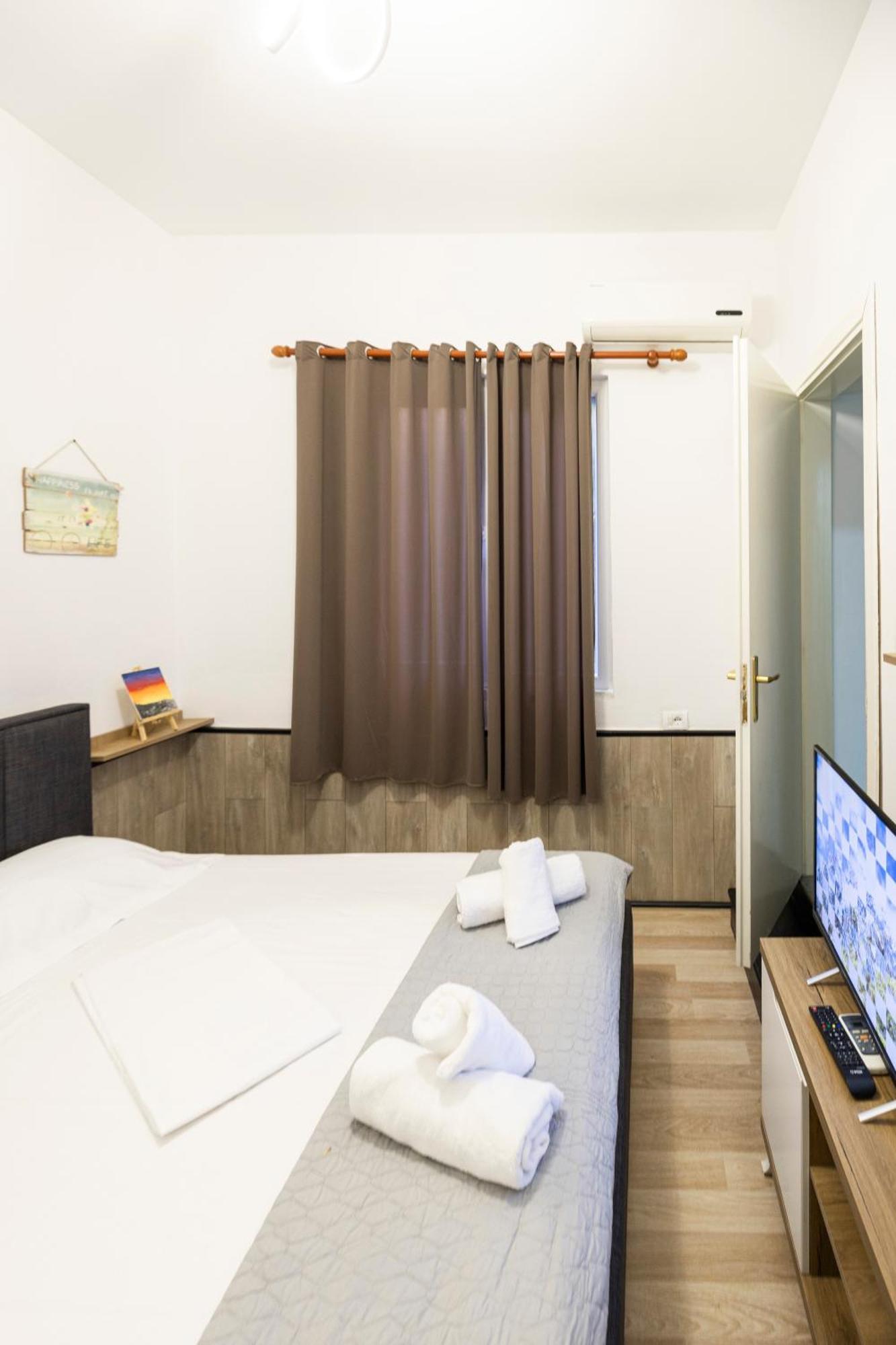 Tiny Cute Studio Near The City Center - 5 Min Walk Tiranë Ngoại thất bức ảnh