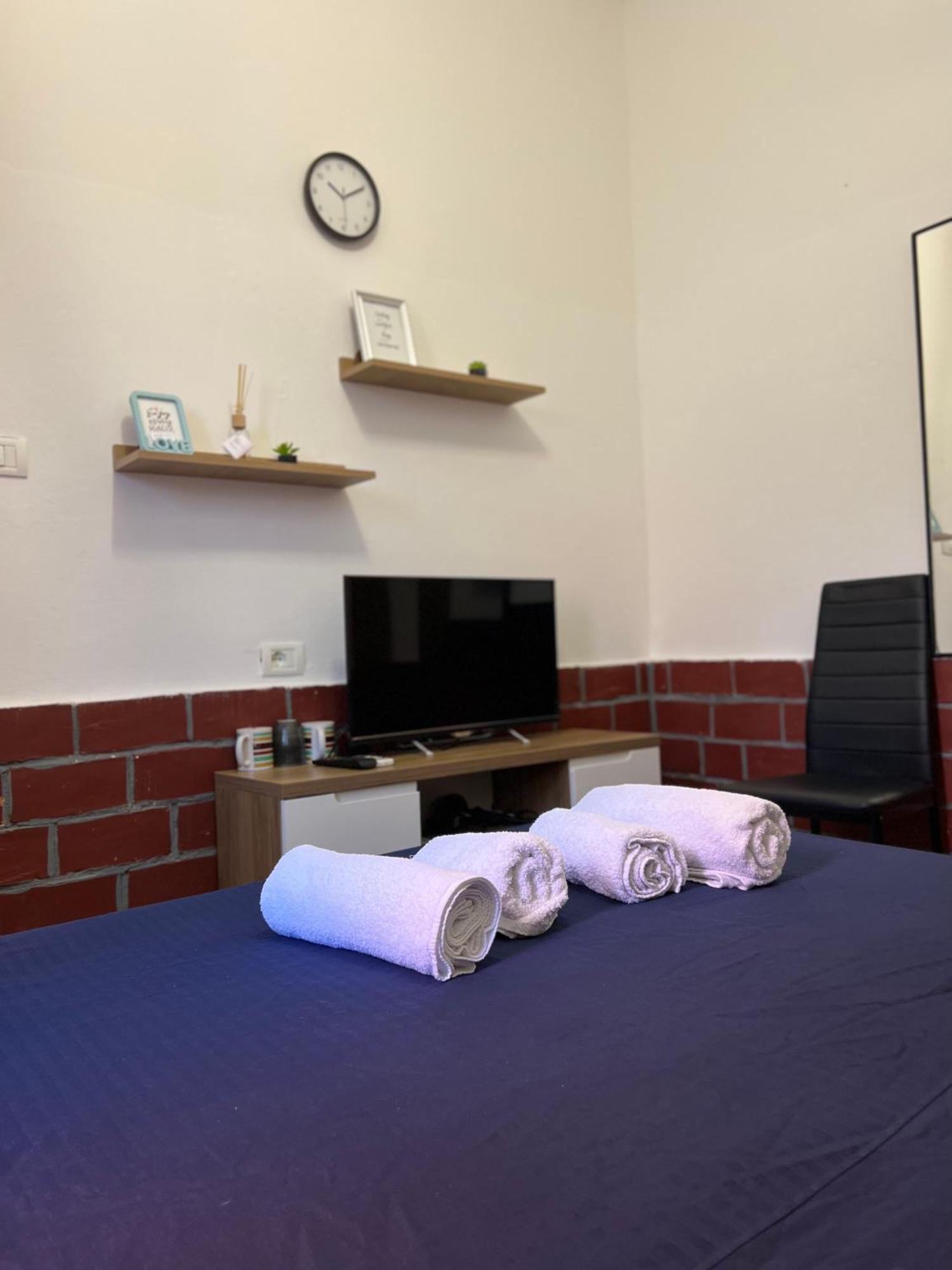 Tiny Cute Studio Near The City Center - 5 Min Walk Tiranë Phòng bức ảnh